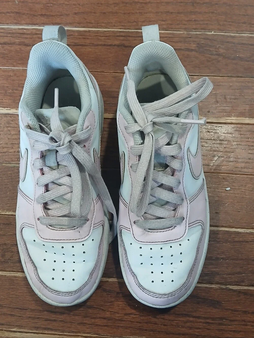 Nike Low-Top Sneakers in Light Pink and White Sz 4Y Back To School Girls